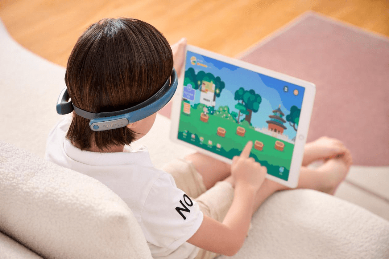 专注欣系统APP界面展示：通过游戏化场景实时反馈儿童的专注力状态