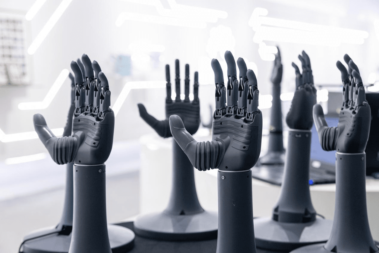 BrainCo智能仿生手在科技展厅或实验室中批量陈列,展示了其先进的设计与生产能力。