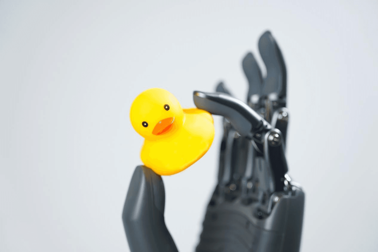 BrainCo智能仿生手:不止是义肢,更是拥抱生活的温度