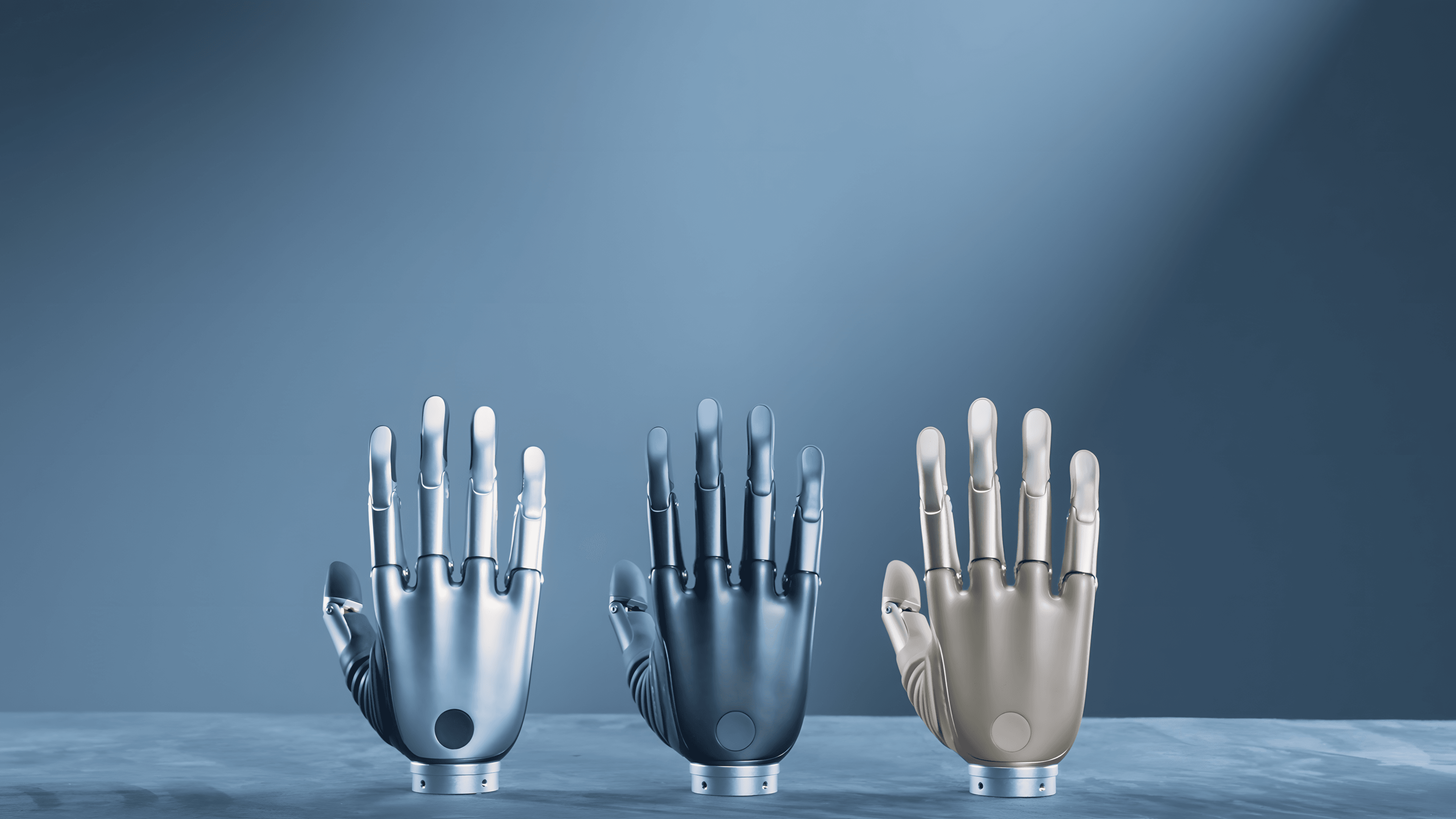 三只不同颜色的BrainCo Revo 2系列仿生灵巧手产品陈列。